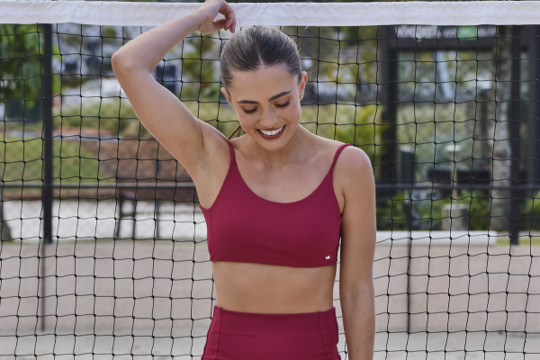 Conjunto Set Cherry em uso na quadra: shorts cintura alta e top com alças finas